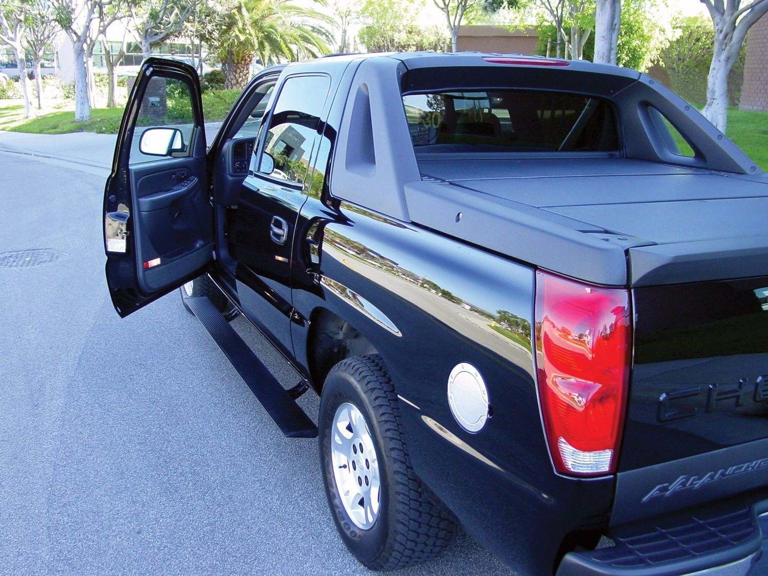 2013, 2012, 2011, 2010, 2009, 2008, 2007 Chevrolet Avalanche Running Board