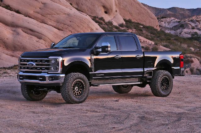 2023-2024 Ford F-350 Super Duty Suspension Lift Kit (Fabtech)