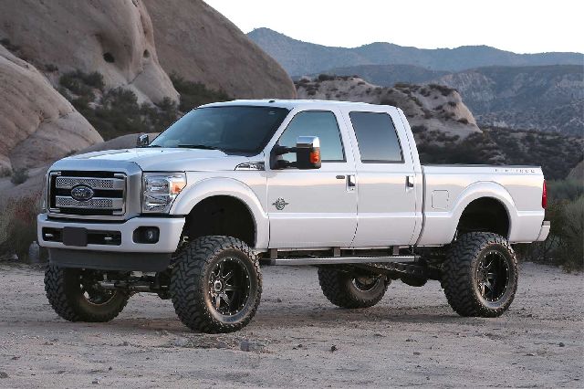 2014 Ford F-350 Super Duty Suspension Lift Kit (Fabtech)