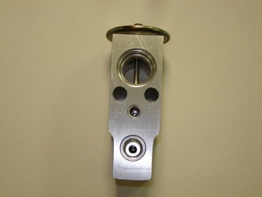 2002-2005 Kia Sedona A/C Expansion Valve - Front (Global Parts)