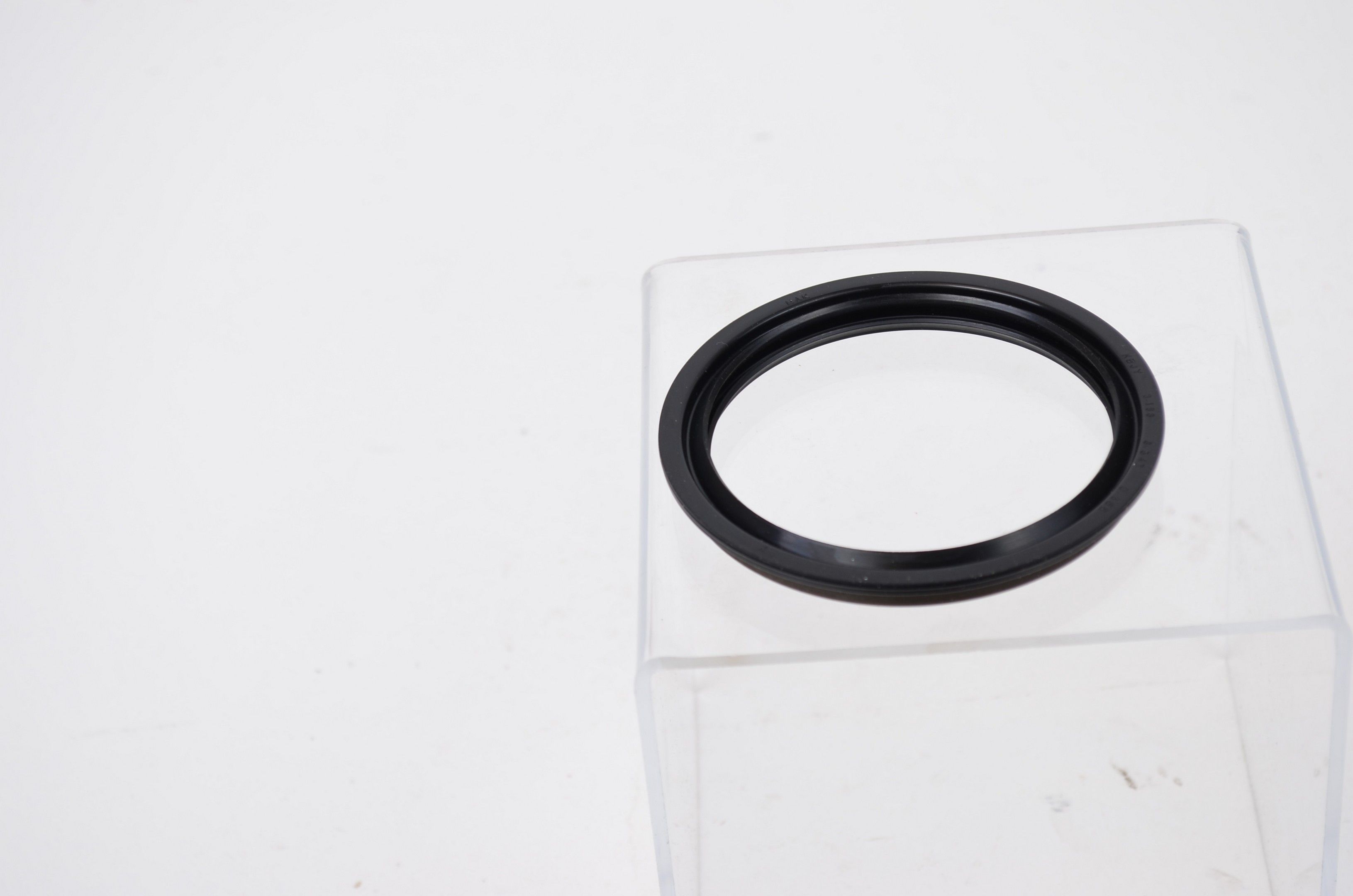 2002, 2001, 2000, 1999, 1998, 1997, 1996, 1995, 1994, 1993, 1992, 1991, 1990 Chevrolet Astro Wheel Seal